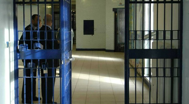 Cibo scaduto alla mensa del carcere, la procura manda il Nas e gli agenti di polizia penitenziaria rifiutano i pasti