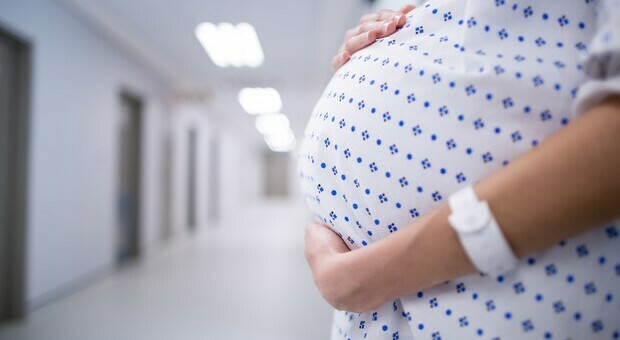 Una donna incinta su due partorisce col Covid. E una su due non è vaccinata