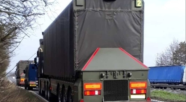 «Camion con testate nucleari ha raggiunto un deposito di armi in Gran Bretagna»: sale la tensione in Europa