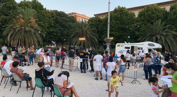 Il camper vaccinale in piazza Cavour