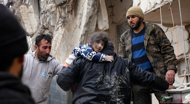 Terremoto in Turchia, mamma e tre figli estratti dalle macerie dopo 28 ore. I morti sono più di 4300