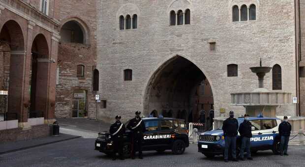 Carabinieri e polizia in corso della Repubblica a Fabriano