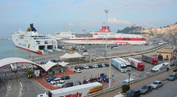 Ragazza bloccata al terminal biglietterie del porto di Ancona: aveva la febbre. Stop all'imbarco sul traghetto per la Grecia