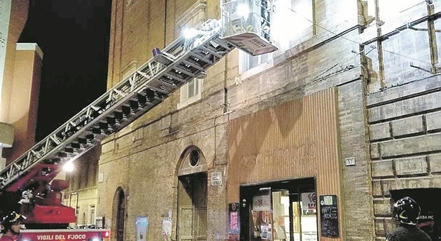 Macerata, Palazzo Costa perde ancora pezzi di cornicione: ragazzo salvo per pochi centimetri