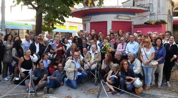 Foto di gruppo in piazza Cavour alla rimpatriata per Gino