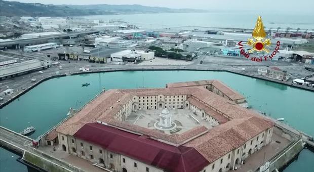 Lo spettacolo di Ancona deserta per l'evacuazione del "Bomba Day"