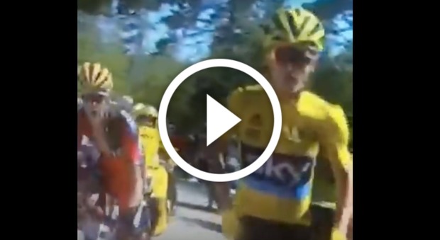 Incredibile al Tour, la maglia gialla Froome con la bici centra una moto e corre a piedi