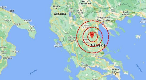 Terremoto Grecia di 6.3, migliaia in strada: «Persona sotto le macerie». Scossa sentita anche in Puglia