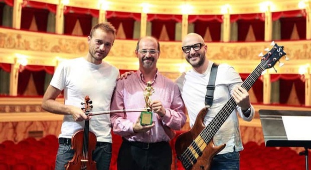 Il bassista ascolano Saturnino Celani (a destra nella foto) al Teatro Ventidio Basso con il violinista Edoardo de Angelis e, al centro, il fotografo ufficiale del Premio David di Donatello Giuseppe Di Caro