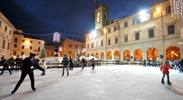 Bollette choc, sarà un Natale al risparmio ad Osimo: niente pista sul ghiaccio e luci soft