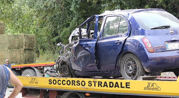 Isola del Piano, auto disintegrata contro un camion: grave una 27enne