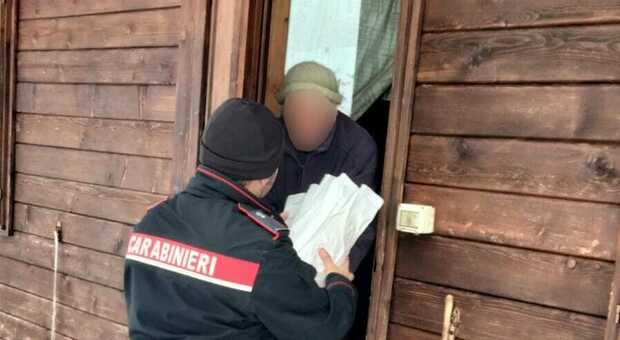 Anziano isolato per la neve a Visso, i carabinieri sfidano il meteo per portargli il pane: la reazione è stata commovente