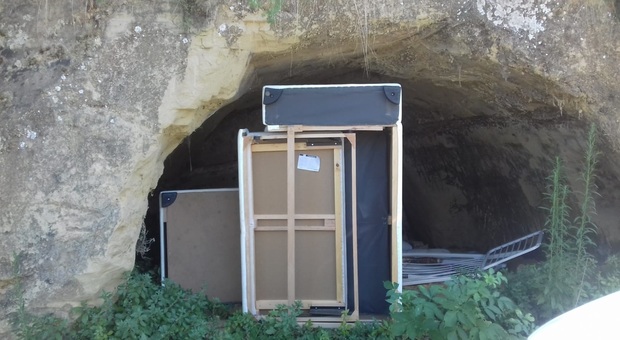 Grottammare, rifiuti e mobilia accatastati nelle antiche grotte trasformate in discariche