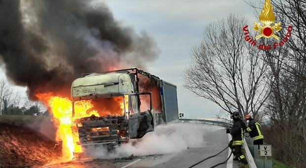 Camion avvolto dalle fiamme: momenti di terrore lungo la strada provinciale