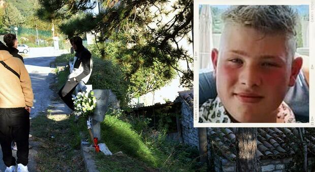 Filippo morto in scooter a 18 anni: il dolore dei compagni di classe davanti al banco vuoto. Domani i funerali a Fossombrone
