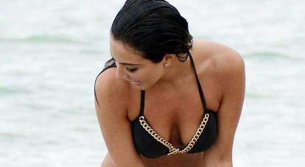 Tulisa Contostavlos in bikini Relax in spiaggia per la cantante