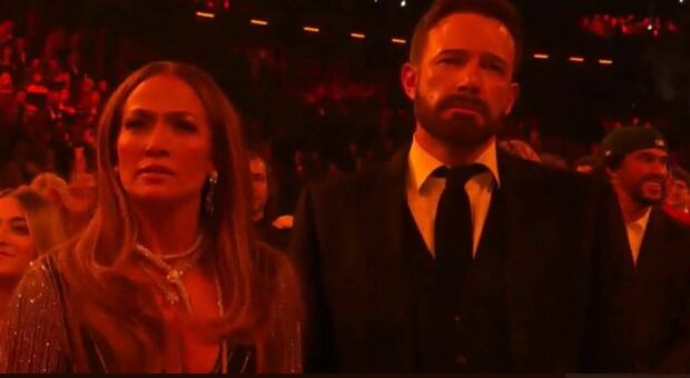 Ben Affleck annoiato ai Grammy accanto a Jennifer Lopez. «Sembra chiedere aiuto alla telecamera»