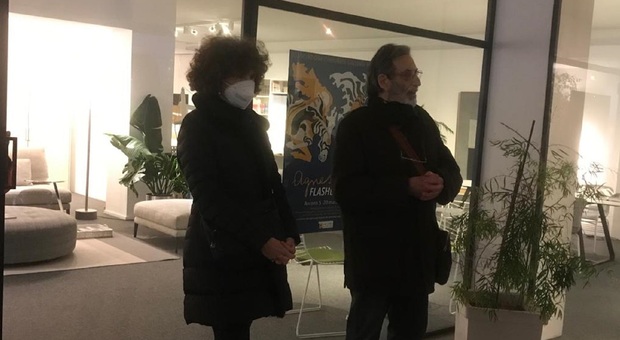 La presentazione del marito Massimo Di Matteo con a fianco la presidente della Galleria Papini Maria Alessandrini