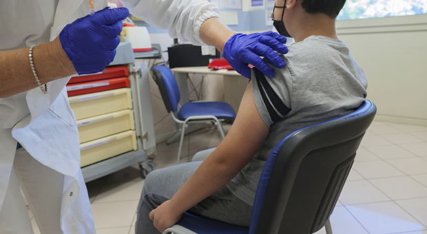 Covid, hub aperti a Pesaro una volta alla settimana: «Facciamo solo 50 vaccini al giorno»