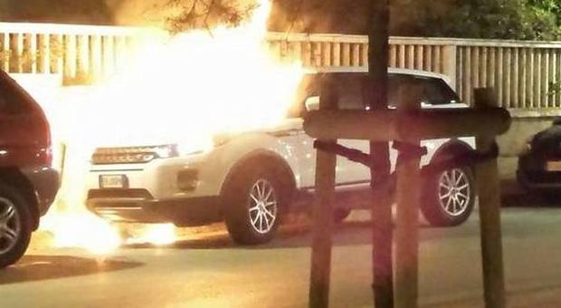 L'auto danneggiata dal fuoco a Senigallia