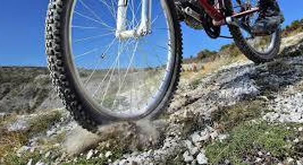 Muore a 13 anni precipitando con la mountain bike da una scogliera vietata a Oristano
