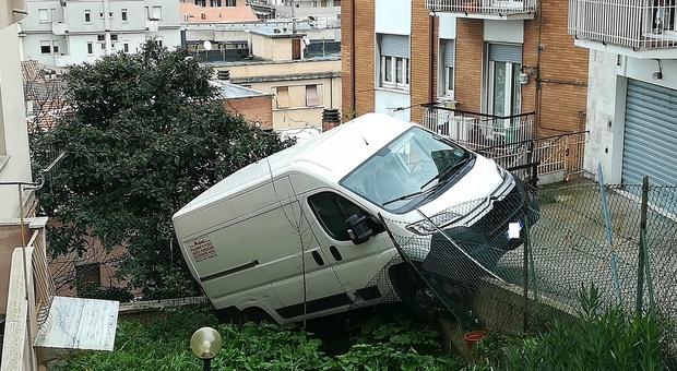 Ancona, si toglie il freno e il furgone finisce nel giardino: mattinata di apprensione in pieno centro