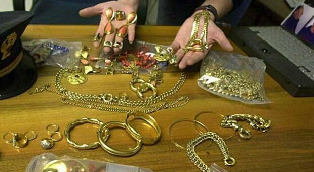 Pesaro, muore l'anziana che assisteva: la badante ruba tutti i gioielli e gli orologi per venderli al Compro oro