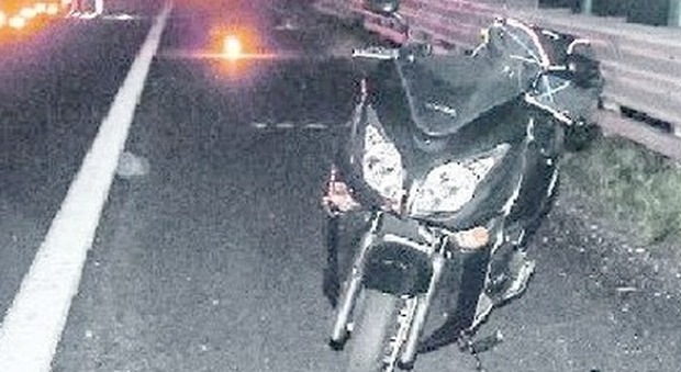 Padova, cade con la moto: centauro morto schiacciato dalle auto in transito