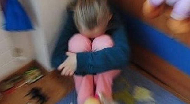 Ragazzina di 13 anni mandata dalla mamma a fare sesso con gli anziani per 30 euro: 6 arresti