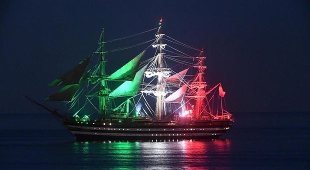 L'Amerigo Vespucci tricolore saluta Porto San Giorgio, tutti in riva al mare per lo spettacolo