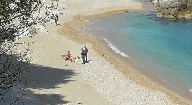 Ancona, in Sup dal mare o a piedi: violata la baia dei divieti. ma in spiaggia è un rebus