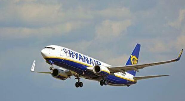 Ryanair, atterraggio di emergenza per un bigliettino lasciato in bagno: «C'è dell'esplosivo sull'aereo»