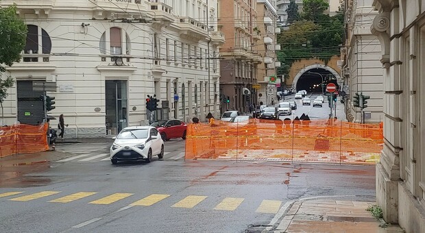Cantiere a rilento, davanti al Comune di Ancona è caos-traffico: e quando inizierà la scuola?
