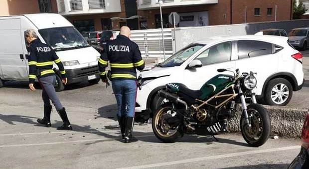 San Benedetto, schianto contro l'auto e rovinosa caduta: grave un motociclista di 30 anni