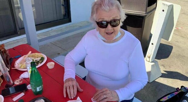Angela Lansbury, la "Signora in giallo" a Malibù: e a 94 anni conquista i social