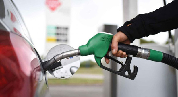 Benzina, prezzi ancora in aumento dopo i rialzi Eni di venerdì scorso