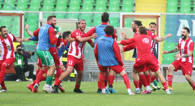 I giocatori del Matelica dopo il gol del 3-2 segnato a Cesena