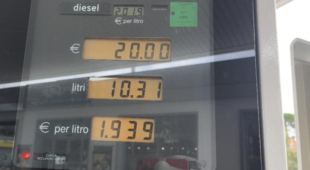 Caro carburante, la rabbia dei benzinai di Ancona: «Il governo ha gettato fango contro di noi»
