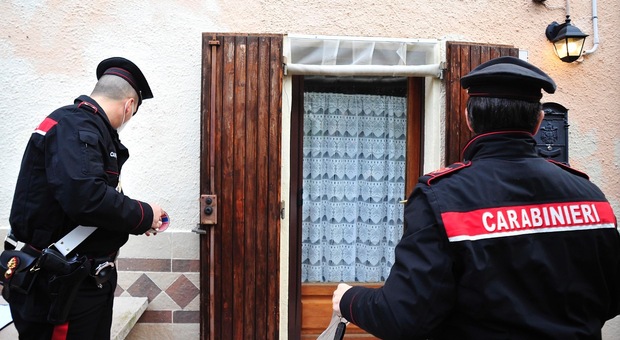 I carabinieri nell'abitazione dell'omicidio