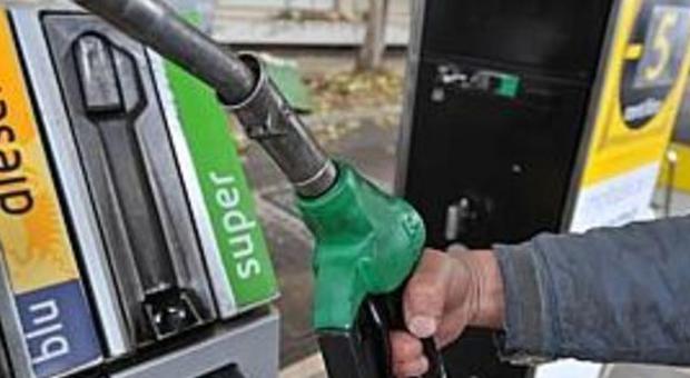 Controlli ai prezzi dei carburanti Tre impianti di rifornimento nei guai