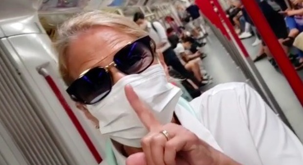 Heather Parisi in metropolitana e con la mascherina: «Preparatevi, si torna dove eravamo, lo avevano promesso»