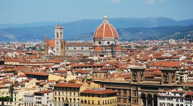 Firenze, vietato mangiare per le vie del centro storico: multe fino a 500 euro