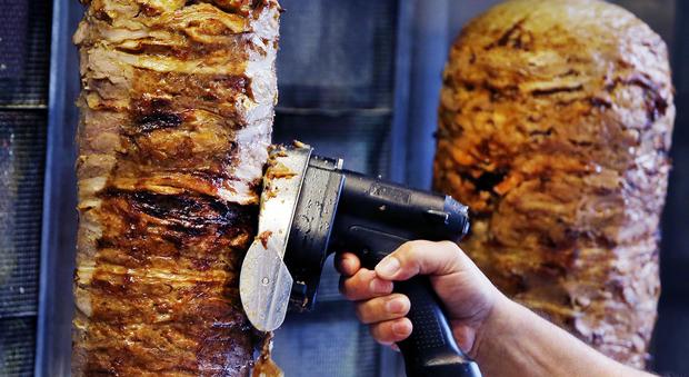 Il kebab è salvo: il Parlamento Ue boccia (per soli 3 voti) il divieto ai fosfati