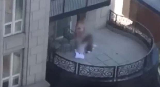 Sesso a tre sul balcone dell'hotel di lusso: il video finisce sul web