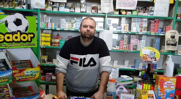 Ancona, l onestà che fa bene : trova 700 euro nella sua tabaccheria e li restituisce al proprietario (nella foto il tabaccaio anconetano Stefano Massi)