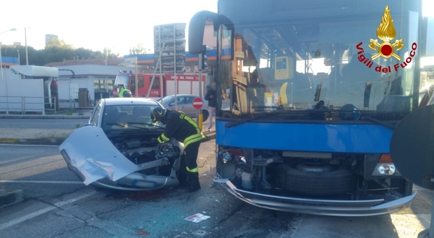 Auto e bus, schianto all incrocio sulla Flaminia a Torrette: 3 feriti