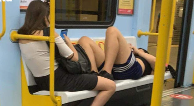 Milano, choc in metro: senza mascherina e con le scarpe sui sedili alla faccia del covid-19