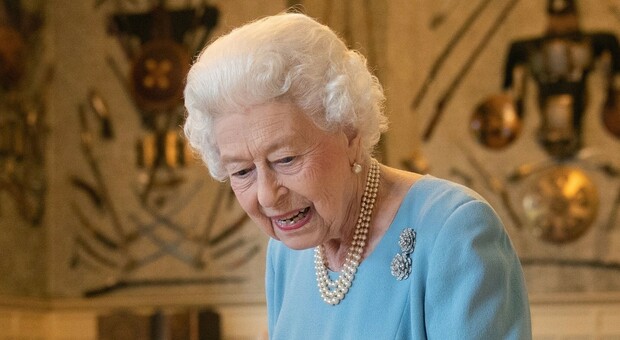 La regina Elisabetta positiva al Covid: «Ha sintomi lievi»