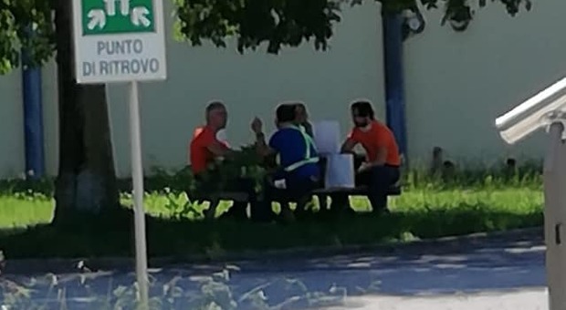Un gruppetto di lavoratori mentre consuma il pranzo all'aperto