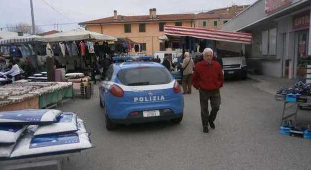 Ancona, al mercato del Piano zuffa tra un venditore ambulante e una cliente